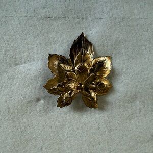 Sarah Coventry vintage maple leaf brooch